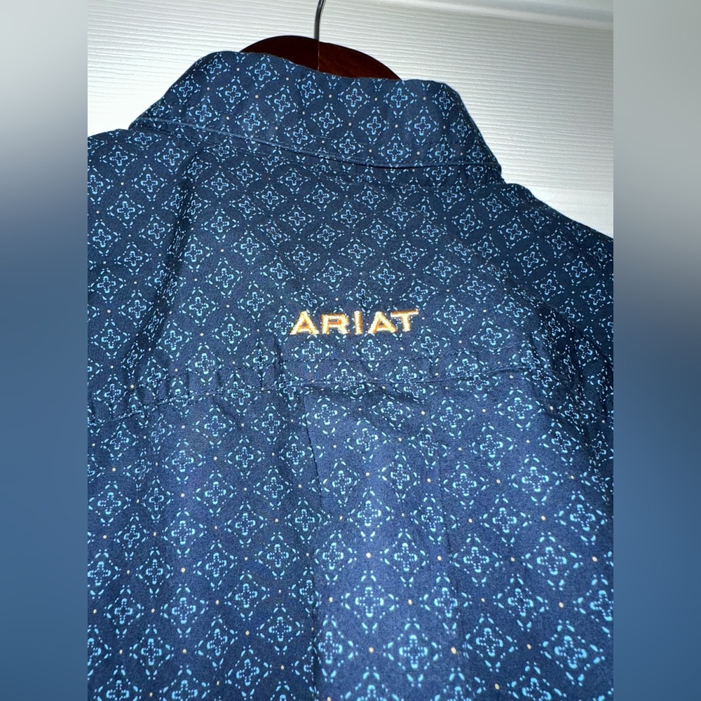 Ariat shirt fitted. Size XS - Picture 3 of 5